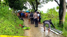 Polisi mengevakuasi jenazah Y yang tergeletak di Jalan Dusun Melkok Timur, Desa Bapelle, Kecamatan Robatal, Kabupaten Sampang. (FOTO: POLRES SAMPANG FOR KLIKMADURA) 