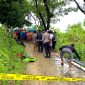 Polisi mengevakuasi jenazah Y yang tergeletak di Jalan Dusun Melkok Timur, Desa Bapelle, Kecamatan Robatal, Kabupaten Sampang. (FOTO: POLRES SAMPANG FOR KLIKMADURA) 