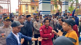 Aliansi Badan Eksekutif Mahasiswa Sampang (Bemsa) saat menggelar aksi demonstrasi di depan Kantor DPRD Sampang. (FOTO: MUKSIN IKSAN / KLIKMADURA)
