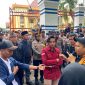 Aliansi Badan Eksekutif Mahasiswa Sampang (Bemsa) saat menggelar aksi demonstrasi di depan Kantor DPRD Sampang. (FOTO: MUKSIN IKSAN / KLIKMADURA)