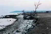 Kondisi bibir pantai Desa Lombang, Pulau Gili Raja, Kecamatan Pulau Gili Genting, Kabupaten Sumenep yang terkikis abrasi. (FOTO: SUDARSONO FOR KLIKMADURA)