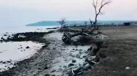 Kondisi bibir pantai Desa Lombang, Pulau Gili Raja, Kecamatan Pulau Gili Genting, Kabupaten Sumenep yang terkikis abrasi. (FOTO: SUDARSONO FOR KLIKMADURA)
