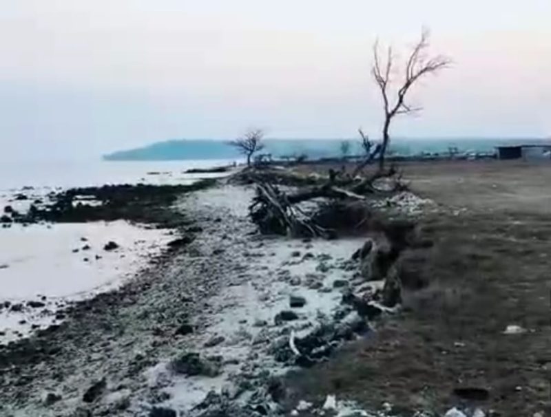 Kondisi bibir pantai Desa Lombang, Pulau Gili Raja, Kecamatan Pulau Gili Genting, Kabupaten Sumenep yang terkikis abrasi. (FOTO: SUDARSONO FOR KLIKMADURA)
