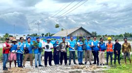 Kru PLN UP3 Madura foto bersama masyarakat usai menanam pohon di area PLTD Pulau Gili Raja, Sumenep. (FOTO: MOH. IQBALUL KHAVEI MZ / KLIKMADURA)