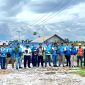 Kru PLN UP3 Madura foto bersama masyarakat usai menanam pohon di area PLTD Pulau Gili Raja, Sumenep. (FOTO: MOH. IQBALUL KHAVEI MZ / KLIKMADURA)