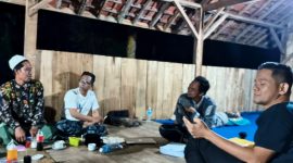 Tim Pemenangan Paslon Final saat rapat persiapan menjelang sidang PHPKDA di Pegunungan Prancak, Kecamatan Pasongsongan, Sumenep.