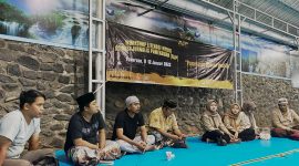 Pengurus Aliansi Jurnalis Pamekasan (AJP) diskusi terkait potensi-potensi Kabupaten Pamekasan di Taman Wisata Telogo Sewu, Pandaan, Kabupaten Pasuruan.