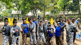 Anggota AJP foto bersama sebelum bermain paint ball di tamam wisata Segorosewu, Pandaan, Kabupaten Pasuruan, Jawa Timur.