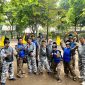 Anggota AJP foto bersama sebelum bermain paint ball di tamam wisata Segorosewu, Pandaan, Kabupaten Pasuruan, Jawa Timur.