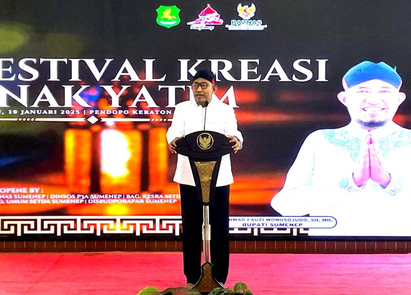 Bupati Sumenep Achmad Fauzi Wongsojudo memberikan sambutan saat membuka Festival Anak Yatim di Pendopo Keraton Sumenep.