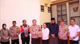 Kapolres Sumenep AKBP Henri Noveri Santoso memberikan bantuan kepada Muhammad Noeruddin, guru yang mendapat pengancaman di Kecamatan Arjasa, Pulau Kangean, Sumenep.