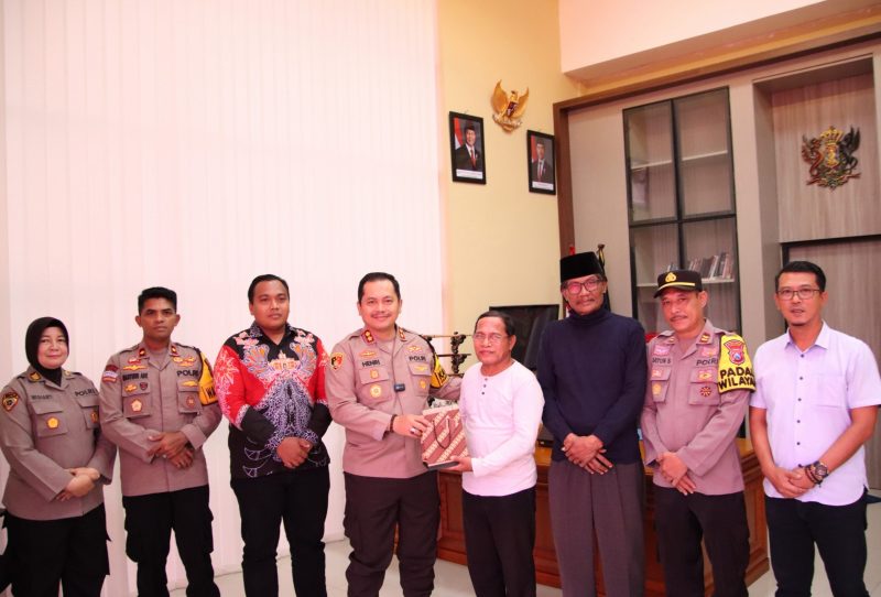 Kapolres Sumenep AKBP Henri Noveri Santoso memberikan bantuan kepada Muhammad Noeruddin, guru yang mendapat pengancaman di Kecamatan Arjasa, Pulau Kangean, Sumenep.