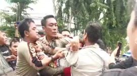 Tangkapan layar personel Satpol PP Pamekasan nyaris adu jotos dengan PKL di Arek Lancor. (ISTIMEWA)