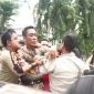 Tangkapan layar personel Satpol PP Pamekasan nyaris adu jotos dengan PKL di Arek Lancor. (ISTIMEWA)