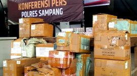 Puluhan kardus berisi rokok bodong ditunjukkan kepada awak media saat pres rilis di Mapolres Sampang, Senin (3/2/2025). (FOTO: MUKSIN IKSAN / KLIKMADURA)