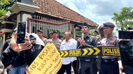 Puluhan aktivis AMI menggelar aksi demonstrasi di depan Kantor DPRD Pamekasan terkait dugaan jual beli kios Pasar Kolpajung. (FOTO: MOH. IQBALUL KHAVEI MZ / KLIKMADURA)