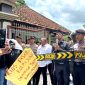 Puluhan aktivis AMI menggelar aksi demonstrasi di depan Kantor DPRD Pamekasan terkait dugaan jual beli kios Pasar Kolpajung. (FOTO: MOH. IQBALUL KHAVEI MZ / KLIKMADURA)