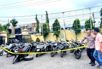 Puluhan motor yang disita akibat balap liar diparkir di halaman Mapolres Pamekasan. (MOH. IQBALUL KHAVEI MZ / KLIKMADURA)