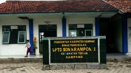 Siswa berada di depan ruang kelas SDN Krampon 1, Kecamatan Torjun, Sampang. (MUKSIN IKSAN / KLIKMADURA).