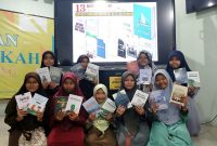 Islamic Boarding School Padepokan Kyai Mudrikah Kembang Kuning (IBS PKMKK) menunjukkan buku hasil karyanya.