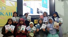 Islamic Boarding School Padepokan Kyai Mudrikah Kembang Kuning (IBS PKMKK) menunjukkan buku hasil karyanya.