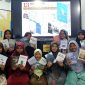 Islamic Boarding School Padepokan Kyai Mudrikah Kembang Kuning (IBS PKMKK) menunjukkan buku hasil karyanya.