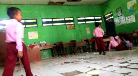 Siswa SDN Panyerangan 3, Kecamatan Pangarengan, Sampang berada di ruang kelas yang tidak layak huni. (FOTO: MUKSIN IKSAN / KLIKMADURA)
