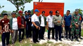Tim dari PSDKP Benoa, Kementerian Kelautan dan Perikanan (KKP) bersama masyarakat memasang plang larangan penambangan pasir di Desa Lombang, Pulau Gili Raja, Sumenep.
