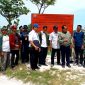 Tim dari PSDKP Benoa, Kementerian Kelautan dan Perikanan (KKP) bersama masyarakat memasang plang larangan penambangan pasir di Desa Lombang, Pulau Gili Raja, Sumenep.