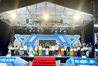 Ketua DPRD Pamekasan Ali Masykur (baju pink tengah) bersama para undangan lainnya saat mendapat piagam apresiasi pada wisuda Santri Ponpes Darul Ulum II Baled Dhajah, Batumarmar. (MOH. IQBALUL KHAVEI MZ / KLIKMADURA)