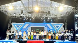 Ketua DPRD Pamekasan Ali Masykur (baju pink tengah) bersama para undangan lainnya saat mendapat piagam apresiasi pada wisuda Santri Ponpes Darul Ulum II Baled Dhajah, Batumarmar. (MOH. IQBALUL KHAVEI MZ / KLIKMADURA)