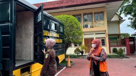 Oknum agen pegadaian, Hozizah hendak masuk mobil tahanan usai sidang di PN Pamekasan, Kamis (13/2/2025). (MOH. IQBALUL KHAVEI MZ / KLIKMADURA)