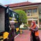Oknum agen pegadaian, Hozizah hendak masuk mobil tahanan usai sidang di PN Pamekasan, Kamis (13/2/2025). (MOH. IQBALUL KHAVEI MZ / KLIKMADURA)