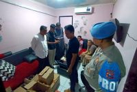 Personel Polres Pamekasan saat razia miras di salah satu tempat. (FOTO: HUMAS POLRES PAMEKASAN FOR KLIKMADURA)