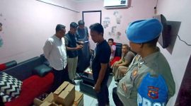 Personel Polres Pamekasan saat razia miras di salah satu tempat. (FOTO: HUMAS POLRES PAMEKASAN FOR KLIKMADURA)