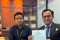 Ach. Jailani (kanan), kuasa hukum para nasabah Pegadaian yang diduga jadi korban penipuan berada di BPK RI.