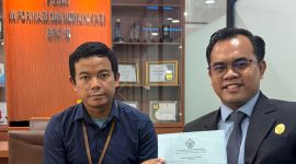 Ach. Jailani (kanan), kuasa hukum para nasabah Pegadaian yang diduga jadi korban penipuan berada di BPK RI.