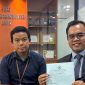 Ach. Jailani (kanan), kuasa hukum para nasabah Pegadaian yang diduga jadi korban penipuan berada di BPK RI.