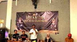 Kapolres Sampang AKBP Hartono memberikan sambutan saat kegiatan Piramida bersama jurnalis di Lora Kopi, Jalan Pliyang, Desa Tanggumong, Kecamatan/Kabupaten Sampang, Selasa, (18/2/2025). (MUKSIN IKSAN / KLIKMADURA)