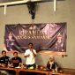 Kapolres Sampang AKBP Hartono memberikan sambutan saat kegiatan Piramida bersama jurnalis di Lora Kopi, Jalan Pliyang, Desa Tanggumong, Kecamatan/Kabupaten Sampang, Selasa, (18/2/2025). (MUKSIN IKSAN / KLIKMADURA)