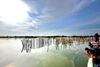 Nelayan berada di sekitar sungai yang dikeruk di Pantai Jumiang tepatnya di Dusun Duko, Desa Tanjung, Kecamatan Pademawu, Pamekasan. (DOK. KLIKMADURA)