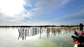 Nelayan berada di sekitar sungai yang dikeruk di Pantai Jumiang tepatnya di Dusun Duko, Desa Tanjung, Kecamatan Pademawu, Pamekasan. (DOK. KLIKMADURA)