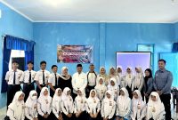 Peserta BTS foto bersama kru Klik Madura di SMPN 1 Pamekasan, Rabu (19/2/2025).