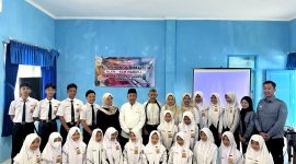 Peserta BTS foto bersama kru Klik Madura di SMPN 1 Pamekasan, Rabu (19/2/2025).
