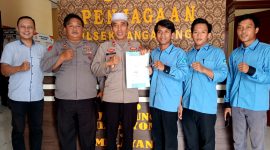 Sejumlah aktivis AMP foto bersama Kapolsek Pangarengan Iptu Iwan Suhadi dan jajaran usai audiensi. (SUPRIYANTO / KLIKMADURA)