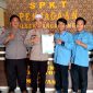 Sejumlah aktivis AMP foto bersama Kapolsek Pangarengan Iptu Iwan Suhadi dan jajaran usai audiensi. (SUPRIYANTO / KLIKMADURA)