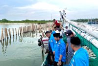 Pengurus DPD KNPI Jawa Timur bersama nelayan mengecek pagar laut di sekitar Pantai Jumiang, tepatnya di Dusun Duko, Desa Tanjung, Kecamatan Pademawu, Pamekasan. (MOH. IQBALUL KHAVEI MZ / KLIKMADURA)