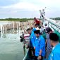 Pengurus DPD KNPI Jawa Timur bersama nelayan mengecek pagar laut di sekitar Pantai Jumiang, tepatnya di Dusun Duko, Desa Tanjung, Kecamatan Pademawu, Pamekasan. (MOH. IQBALUL KHAVEI MZ / KLIKMADURA)