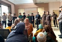 Puluhan korban dugaan penipuan agen pegadaian mendatangi Kantor Kejari Pamekasan menindaklanjuti laporan yang dimasukkan beberapa waktu lalu. (MOH. IQBALUL KHAVEI MZ / KLIKMADURA)
