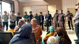 Puluhan korban dugaan penipuan agen pegadaian mendatangi Kantor Kejari Pamekasan menindaklanjuti laporan yang dimasukkan beberapa waktu lalu. (MOH. IQBALUL KHAVEI MZ / KLIKMADURA)